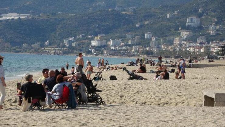 Antalya’da mart ayında deniz keyfi! Güneşi göre denize koştu