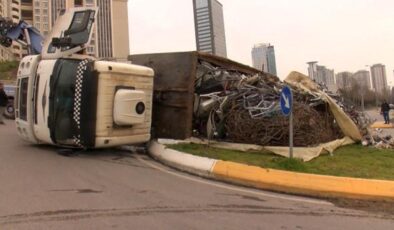 Ataşehir’de hurda yüklü kamyon dönüş yaptığı sırada devrildi