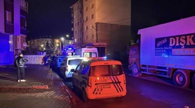 Babası ve ağabeyini silahla öldürüp, babaannesini yaraladı