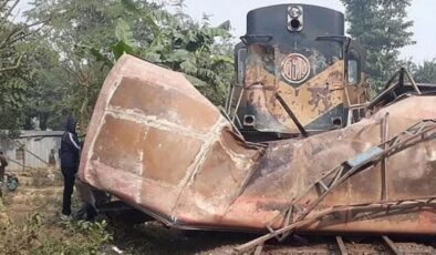 Bangladeş’te otobüs ile trenin çarpıştığı kazada 12 kişi hayatını kaybetti