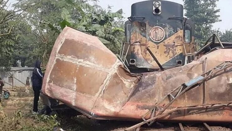 Bangladeş’te otobüs ile trenin çarpıştığı kazada 12 kişi hayatını kaybetti