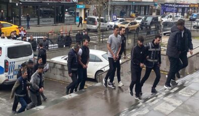 Banka hesabını kiraladığı kişilere ulaşamayınca arkadaşlarını kaçırıp darbettirdi