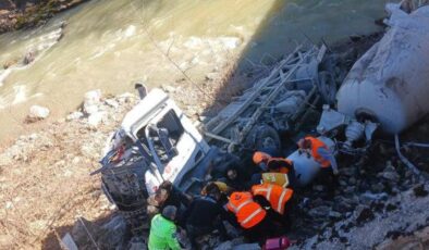 Beton mikseri dere yatağına uçtu: Bir kişi yaralandı!