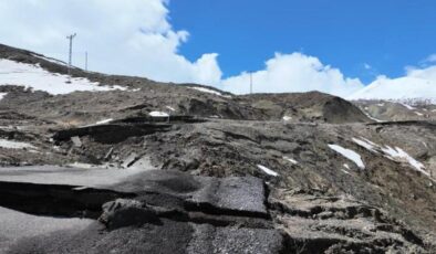 Bingöl’de sağanak sonrası köy yolu çöktü