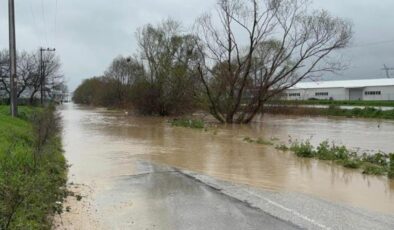Bursa’yı sağanak vurdu! Araçlar ve evler sular altında kaldı