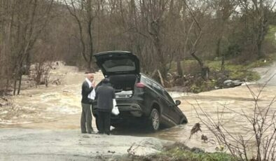 Çanakkale’de sağanak etkili oldu; 1 köy yolu kapandı, 1 otomobil suya kapıldı