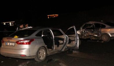 Erzurum’da kontrolden çıkan araç park halindeki aracı biçti: 1’i ağır 5 yaralı