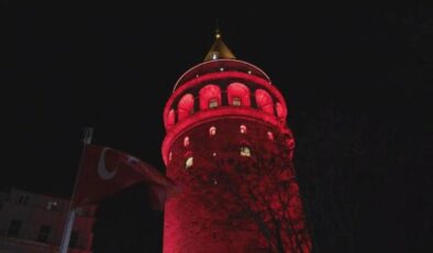 Galata Kulesi’nde anlamlı anlar: Kırmızı ışıkla aydınlatıldı!