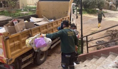 Gaz maskesiyle girdiler! Yaşlı kadının evinden 7 kamyon çöp çıktı