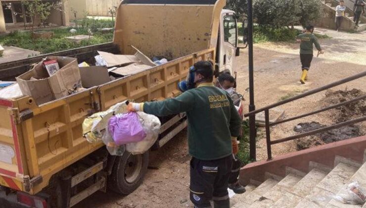 Gaz maskesiyle girdiler! Yaşlı kadının evinden 7 kamyon çöp çıktı