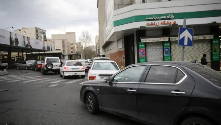 Görüntü İran’dan: Haberi alan akaryakıt istasyonuna koştu