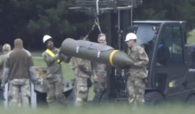 Görüntüler İngiltere’den! İran’ı vuracak füzeler ABD uçaklarına yüklendi