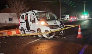 Hafif ticari araç elektrik direğine çarptı: 1 ölü 1 yaralı