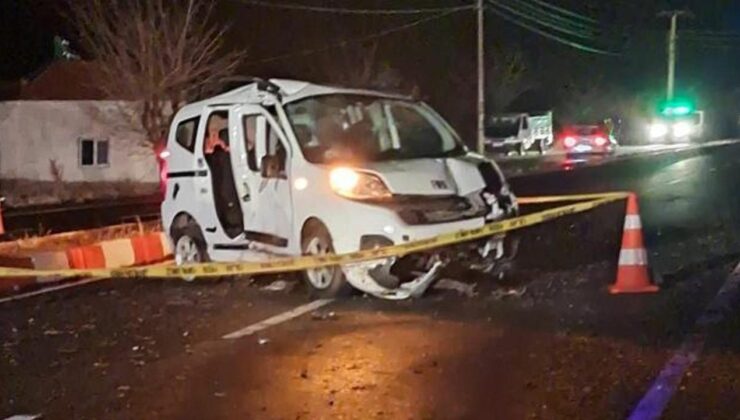 Hafif ticari araç elektrik direğine çarptı: 1 ölü 1 yaralı