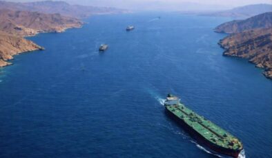 Hürmüz Boğazı’ndan "İran’a ait olmayan" ilk ham petrol tankeri geçti
