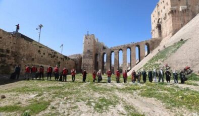 İHH’den tarihi Halep Kalesi’nde temizlik çalışması