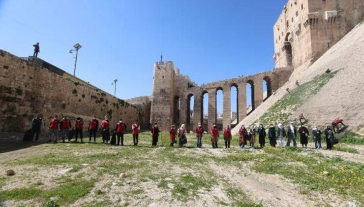 İHH’den tarihi Halep Kalesi’nde temizlik çalışması