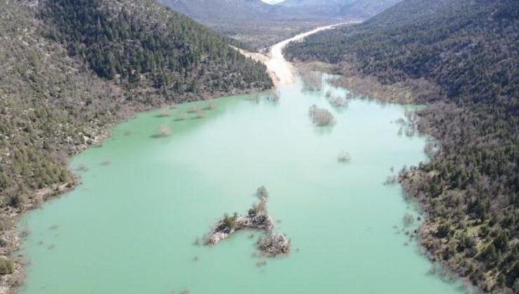 İki şehri birbirine bağlıyordu: Kara yolunun 4 kilometresi göl oldu! Günlerdir ulaşım yok