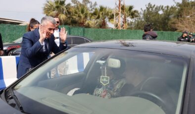 İlçeye bir günde 25 bin araç giriş yaptı, gelenleri kaymakam karşıladı
