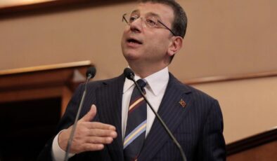 İmamoğlu’na mahkemede gizlice verilen not, duruşma salonunda unutuldu