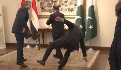 İslamabad’daki kritik zirvede Pakistanlı bakan yere düştü