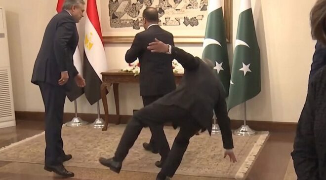 İslamabad’daki kritik zirvede Pakistanlı bakan yere düştü