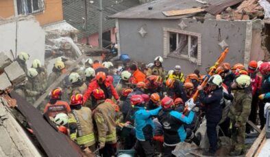 İstanbul Valiliği: Fatih’te göçük altında kalan 11 vatandaşımızdan biri hayatını kaybetti