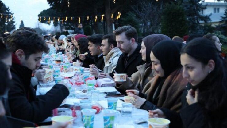 İZÜ öğrencileri kardeşlik iftarında bir araya geldi