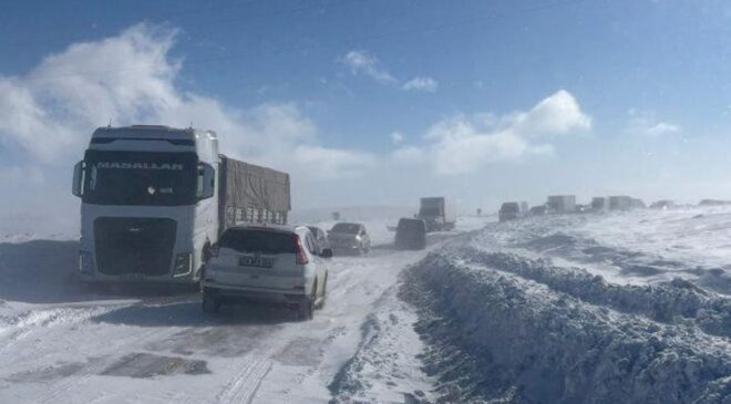 Kar ve tipi ulaşımı vurdu: Uzun araç kuyrukları oluştu