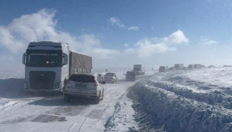 Kar ve tipi ulaşımı vurdu: Uzun araç kuyrukları oluştu