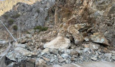 Karadeniz’de heyelan alarmı! 2 il arası yol trafiğe kapatıldı