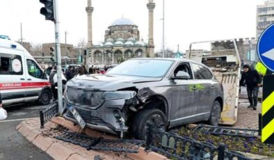 Kayseri’de araç yayaların arasına daldı