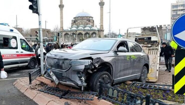 Kayseri’de araç yayaların arasına daldı