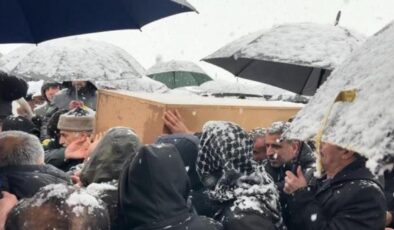 Kazada hayatını kaybeden aile yan yana defnedildi