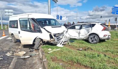 Korkunç kaza! Öğrenci servis minibüsü ile otomobil çarpıştı: 13 yaralı