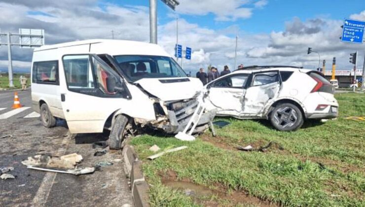 Korkunç kaza! Öğrenci servis minibüsü ile otomobil çarpıştı: 13 yaralı