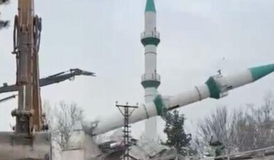 Malatya’da deprem hasarlı cami kontrollü şekilde yıkıldı