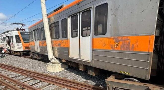 Metro raydan çıktı, direğe çarptı! Yolcular tahliye edildi
