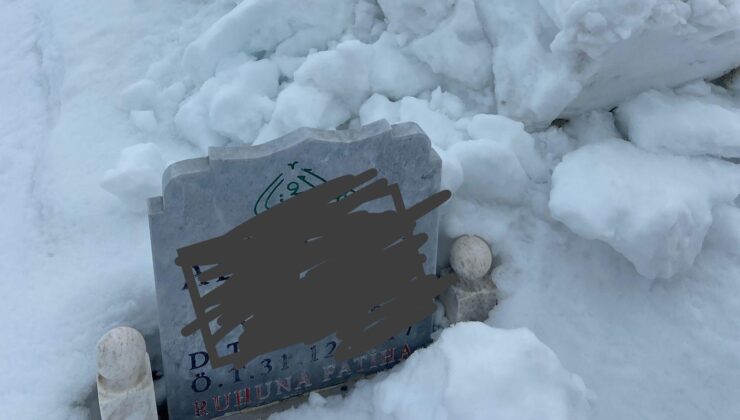 Mezarlık Temizliği Tepki Çekti:Karlar Mezarların Üzerine Döküldü