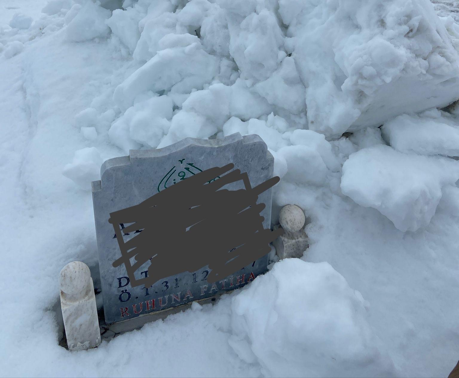 Mezarlık Temizliği Tepki Çekti:Karlar Mezarların Üzerine Döküldü