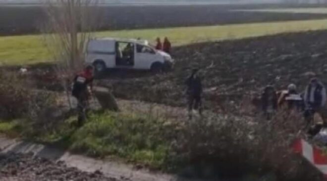 Minibüs tarlaya uçtu: 8 yaralı!