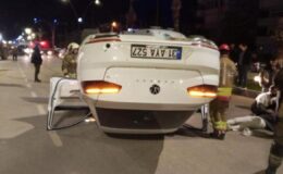 Motosiklete çarpan otomobil takla atarak ters döndü: 2 yaralı