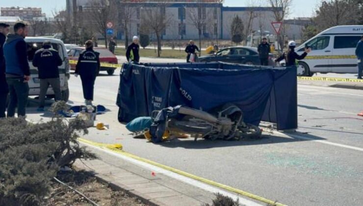 Motosikletiyle hafif ticari araca çarpan kurye öldü