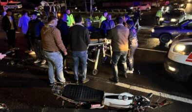 Motosikletle otomobil çarpıştı: 3 yaralı