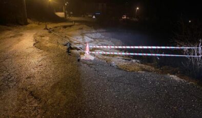 Sağanak nedeniyle yol çöktü, 11 köy ulaşıma kapandı