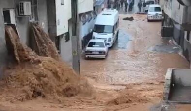 Şanlıurfa’da sağanak nedeniyle cadde ve sokaklar göle döndü