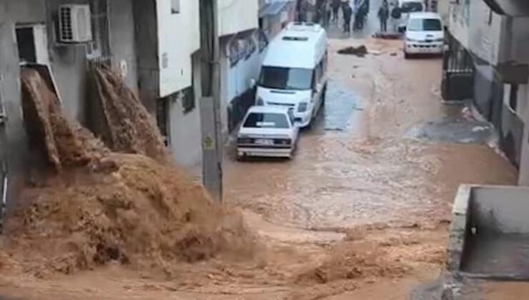 Şanlıurfa’da sağanak nedeniyle cadde ve sokaklar göle döndü