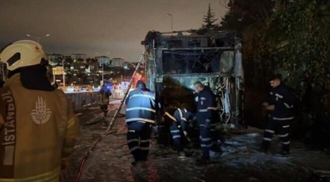 Seyir halindeki metrobüs, köprü girişin alev alev yandı!