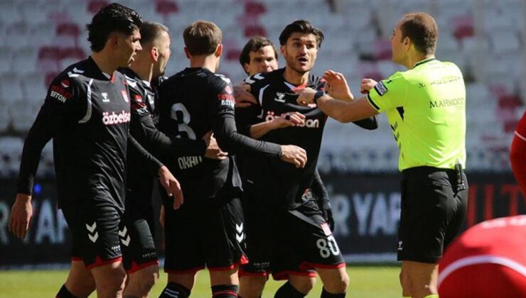 Sivasspor kendi sahasında yıkıldı