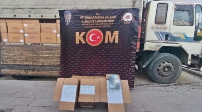 Şüphe üzerine durdurulan kamyon adeta kaçak sigara fabrikası çıktı!